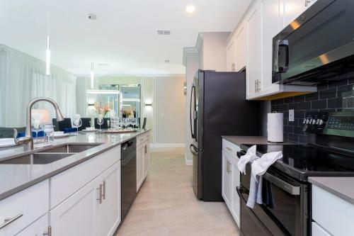 Stunning 4Bd w/ Private Pool Storey Lake 4245