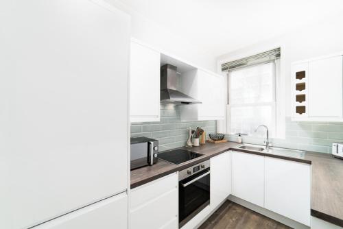 Elegant Apartment in London Steps Away From River Thames, London (photo 4)