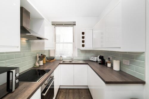 Elegant Apartment in London Steps Away From River Thames, London (photo 5)