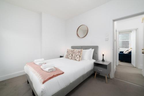 Elegant Apartment in London Steps Away From River Thames, London (photo 8)