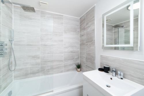 Elegant Apartment in London Steps Away From River Thames, London (photo 9)