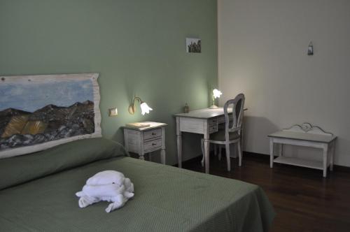 Double Room with Balcony image 7