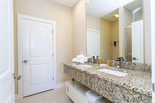 Gorgeous 4 Bd Close to Disney @ Magic Village 3114 - image 3
