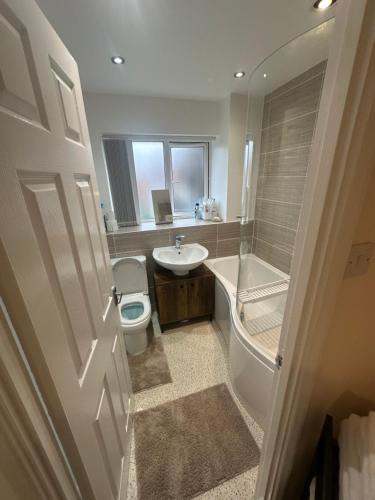 2 Bed House Near NEC & Birmingham Airport Free Parking & Wifi, Birmingham (zdjęcie 5)