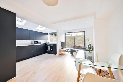 Beautiful 2 bed with en suite, near Tube and Stamford Bridge, Londyn