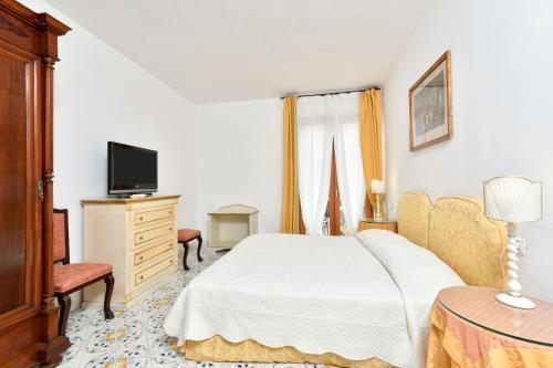 1 double bed, 2 twin beds
