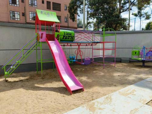 Játszótér, Fancy Luxury Homes in Woodley