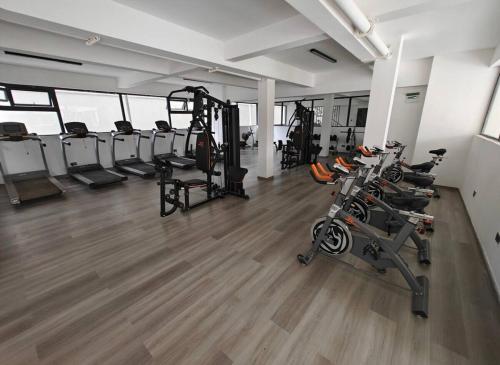 Fitneszközpont, Fancy Luxury Homes in Woodley