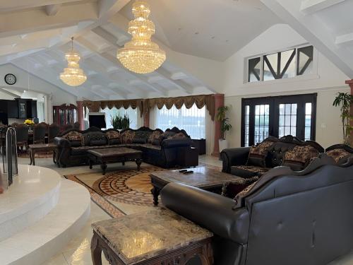 Specious 6000 sf privat gated villa with View