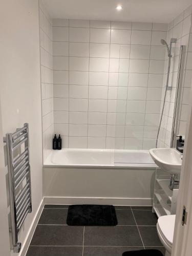 Central Apartment - Terrace - Cinema -Free Parking, Manchester (photo 8)
