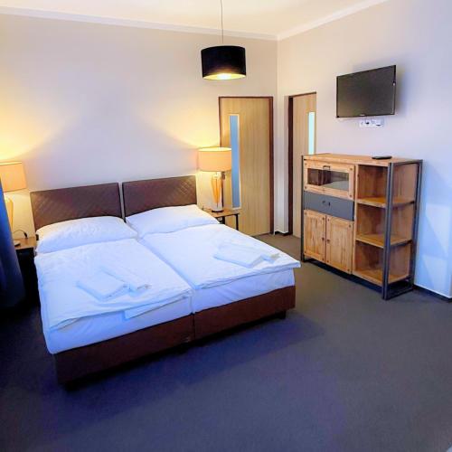 2 queen beds, 1 twin bed
