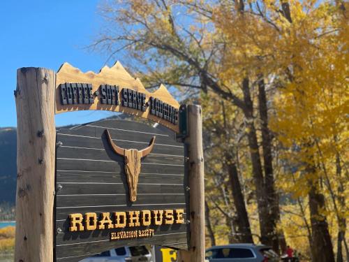 . Roadhouse Lodge & Coffee Shop