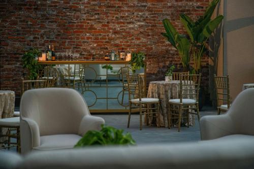 643321122 Hotel de la Poste - French Quarter, A Renaissance Hotel