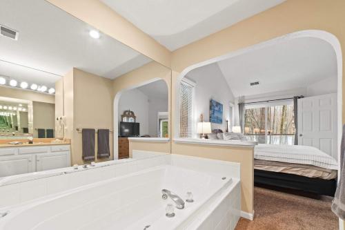 New, Spacious and charming, with a river view, conveniently located near skiing and golf