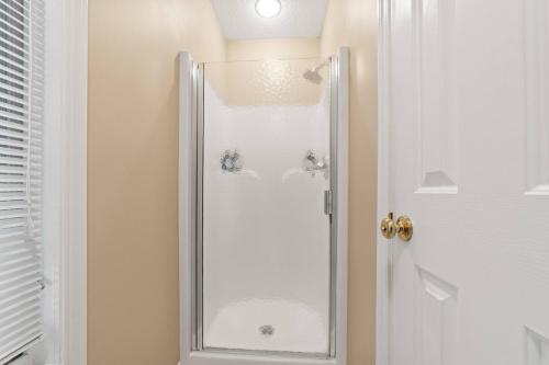 New, Spacious and charming, with a river view, conveniently located near skiing and golf