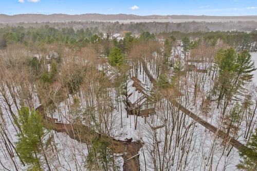 New, Spacious and charming, with a river view, conveniently located near skiing and golf