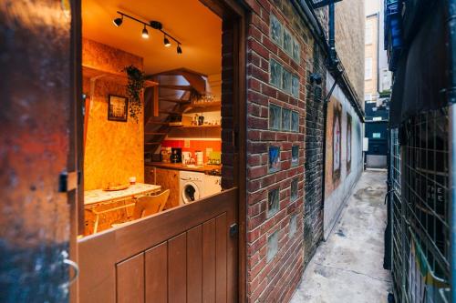 Quirky and Cosy Soho Stables House, London (photo 2)