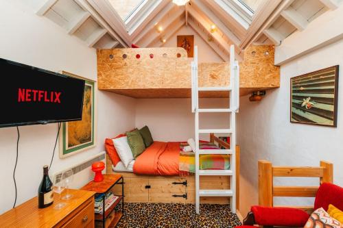 Quirky and Cosy Soho Stables House, London (photo 3)