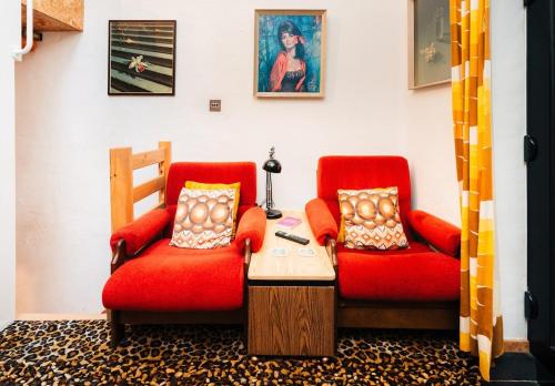 Quirky and Cosy Soho Stables House, London (photo 9)