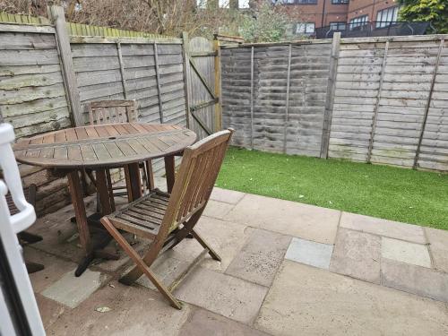 StayZen Apartments - Private Garden & Free Parking Ground Floor Central Woking - Business & Leisure in Woking