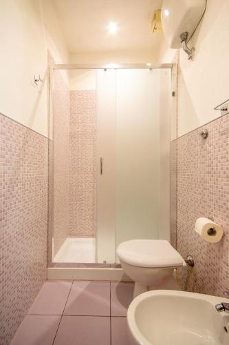 Single Room image 6