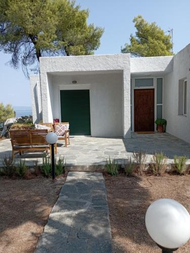 House in pines in front of the sea, Vourvourou (fotografie 5)