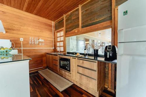 مطبخ, Rustic House on Armação Beach (Rustic House on Armacao Beach) in Armacao