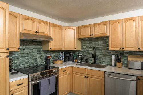NEW Modern, Luxury Home with Hot Tub, Gym, Sauna, and 12 Minutes to Denver in Arvada, USA