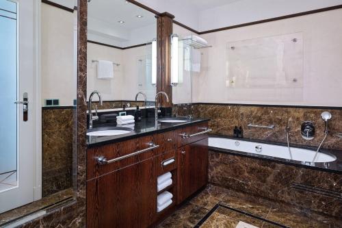 Hotel Elephant Weimar Autograph Collection - image 4