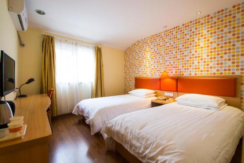 Home Inn Hangzhou Qiandao Lake Square Ideally located in the Qiandao Lake area, Home Inn Hangzhou Qiandao Lake Square promises a relaxing and wonderful visit. Featuring a satisfying list of amenities, guests will find their stay at the pr