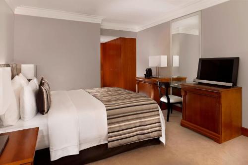 Deluxe King or Twin Room with Lake View image 8