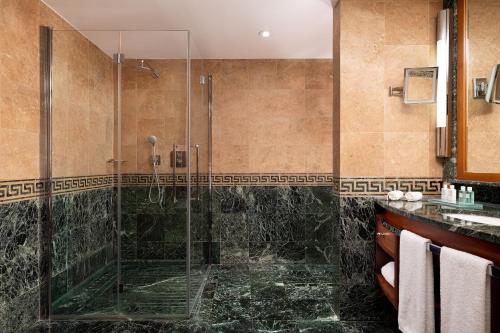 Large Executive King Room with Lake View image 5