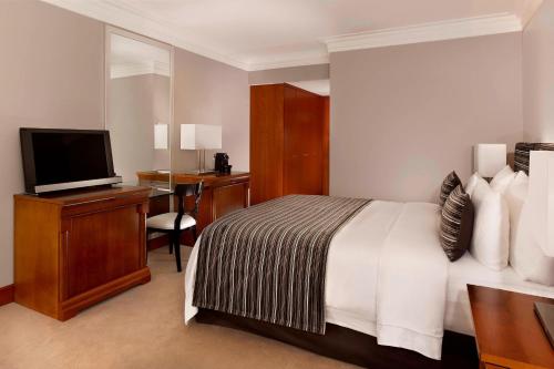 Superior King or Twin Room with City View image 5
