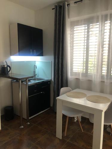 M&M apartments in ติวัท