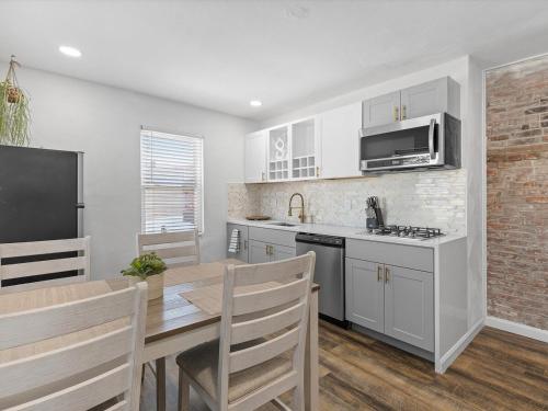 Lawrenceville Central !5 Spacious and Quiet Three Bedroom Apartment with Free Street Parking thumb 2