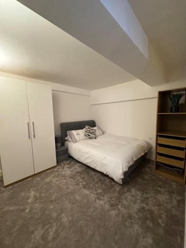 Contemporary 2-Bedroom Apartment in Wanstead, London, London (photo 5)