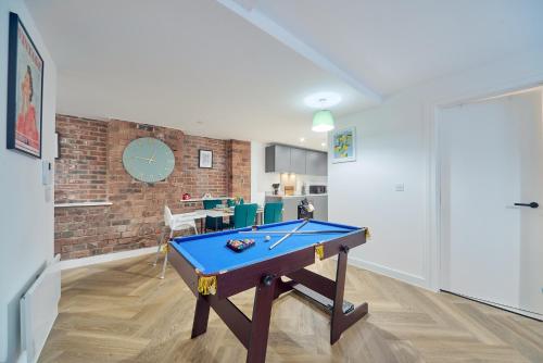 Luxury Nostalgic City Centre Stay with Pool Table, Netflix, Sofa bed, Sleeps 6, Nostalgia Stays, Birmingham (photo 6)