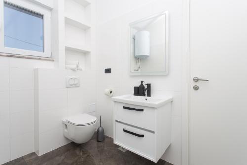Five-Bedroom Holiday Home image 10