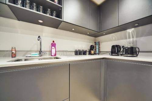 Luxury Nostalgic City Centre Stay with Pool Table, Netflix, Sofa bed, Sleeps 6, Nostalgia Stays, Birmingham (photo 9)