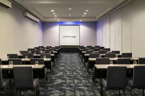 Courtyard by Marriott Long Beach Downtown - image 3
