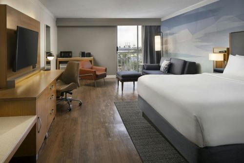 Deluxe King Room with Sofa Bed and Harbor View