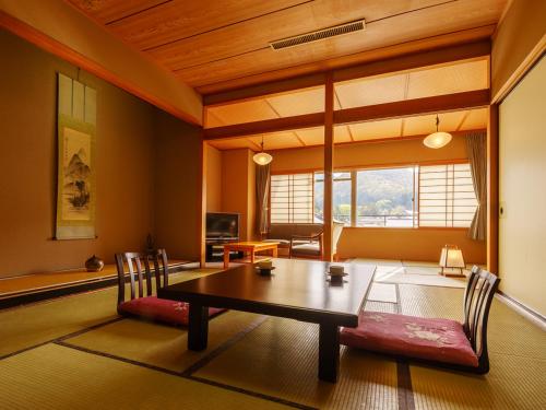 Hotel Hoho "A hotel overlooking the Echigo Plain and the Yahiko mountain range" formerly Hotel Oohas in Iwamuro