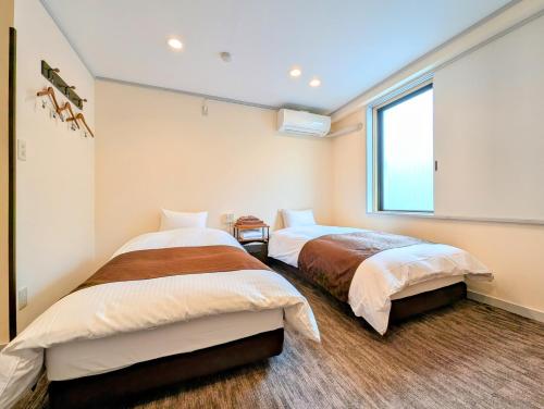 Twin Room image 10