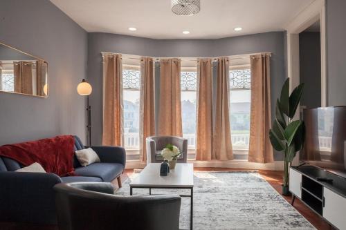 Private 3bd Kingbdpooltablebillstvniagrafall near Darwin Martin-ház