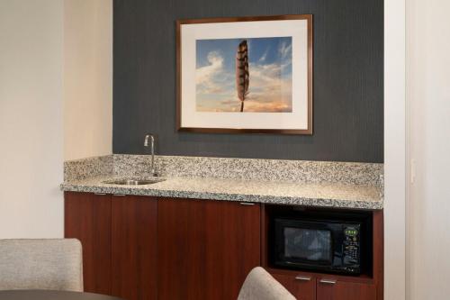 One-Bedroom King Suite with Sofa Bed image 10