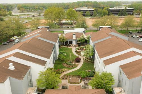 Courtyard by Marriott Lincroft Red Bank - image 11