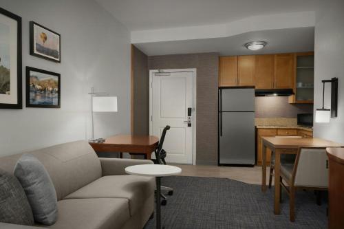 One-Bedroom King Suite with Sofa Bed image 10