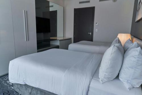 Two-Bedroom Suite with City View image 4