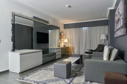 Two-Bedroom Suite with City View image 5