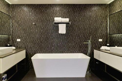 Two-Bedroom Suite with City View image 3